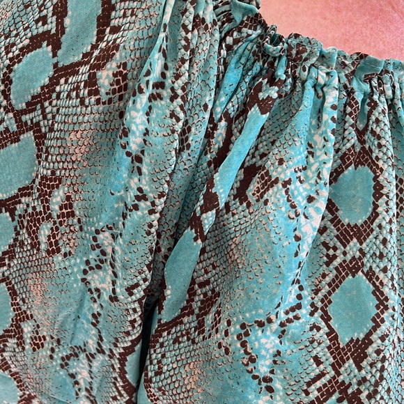 Michael Kors turquoise snakeskin print long sleeve blouse. - Picture 4 of 7
